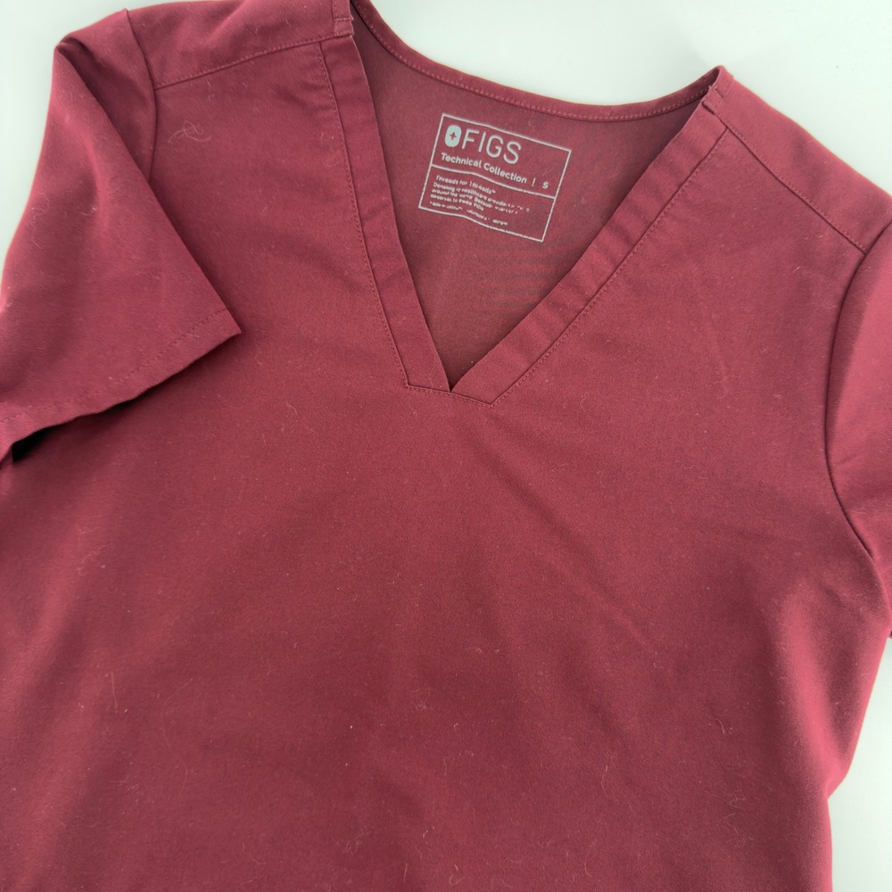 FIGS Technical Collection Scrub Top Mens Small Burgundy Maroon V-Neck